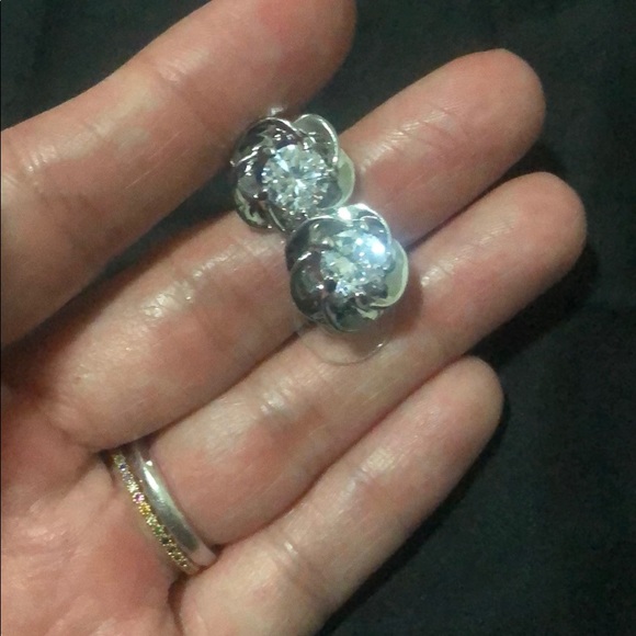 Jewelry - 🍀 4/$15! NWOT!! Sparkly cute floral silver tone crystal earrings